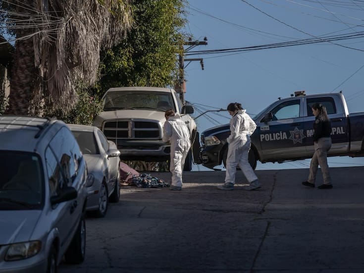 Dejan restos humanos dentro de una maleta y cabeza de una mujer con mensaje de amenazas en Tijuana