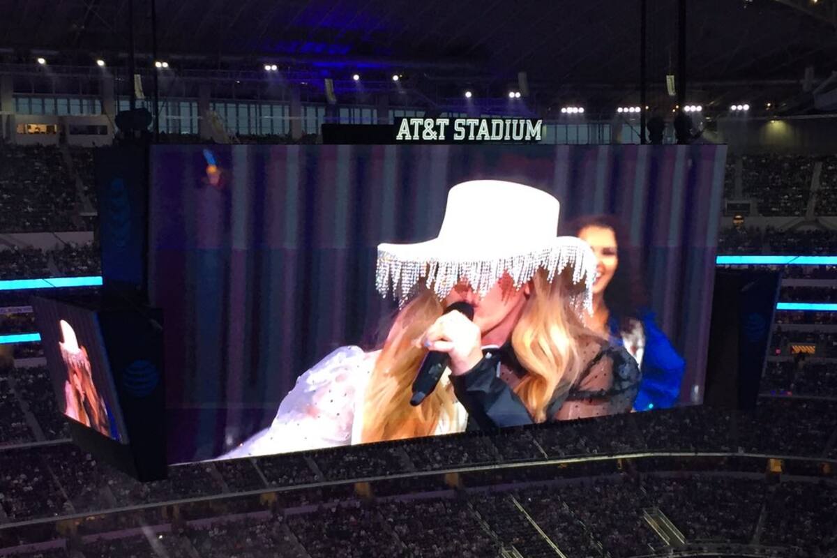 Ellie Goulding ilumina show de Cowboys en Acción de Gracias cual lámpara