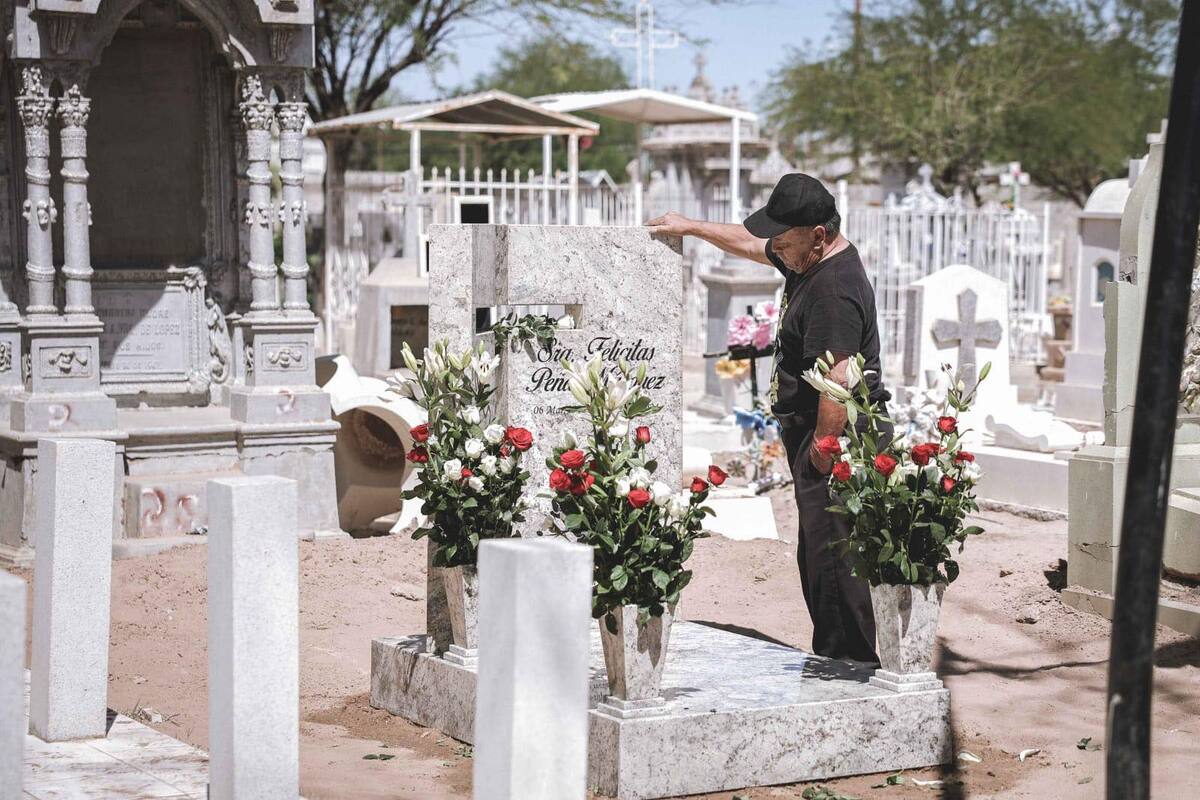 Acuden decenas a festejar el Día de las Madres en panteones de la ciudad