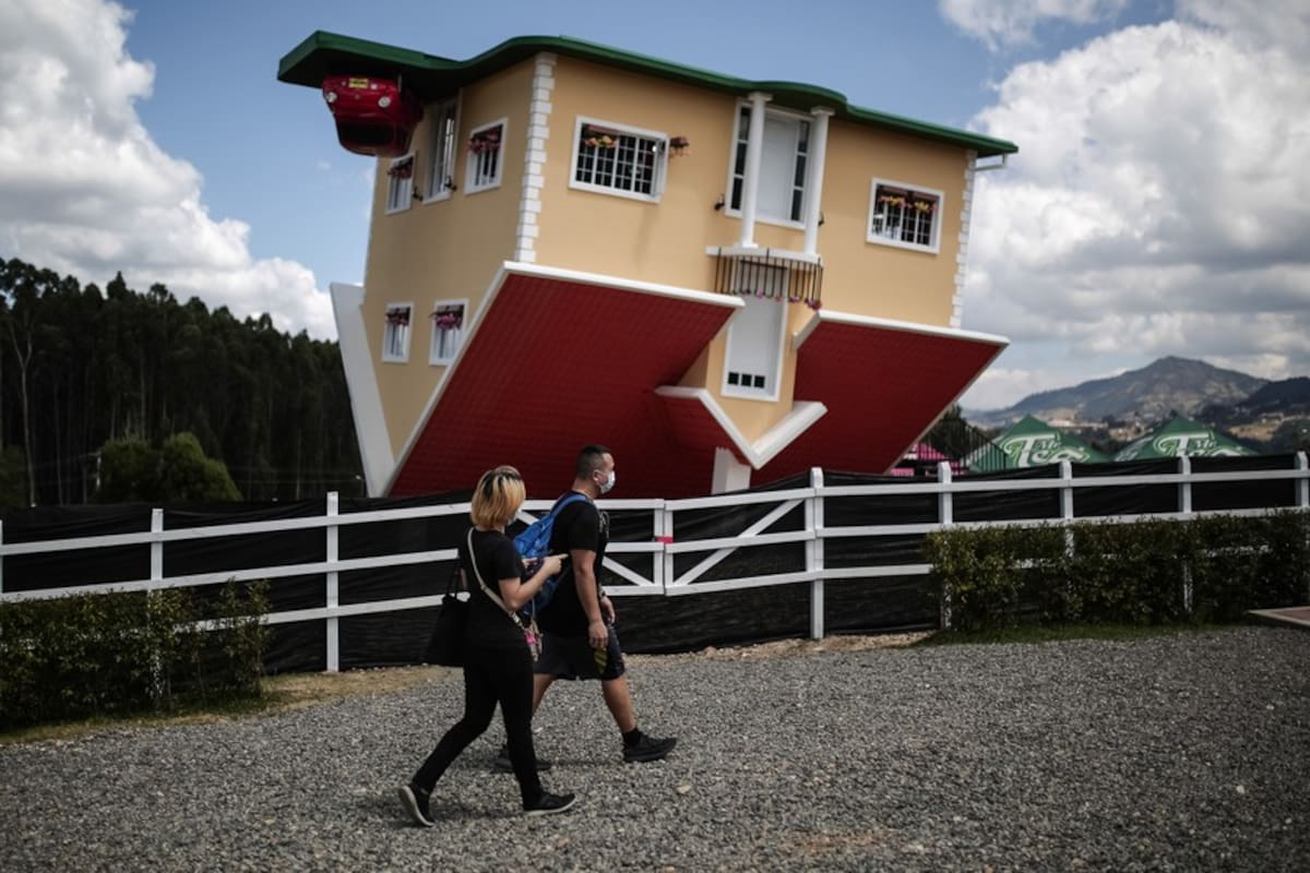 ¿Por qué construyeron una casa al revés en Colombia?
