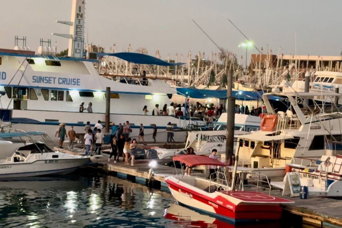 “Invaden” miles de turistas las playas de Puerto Peñasco