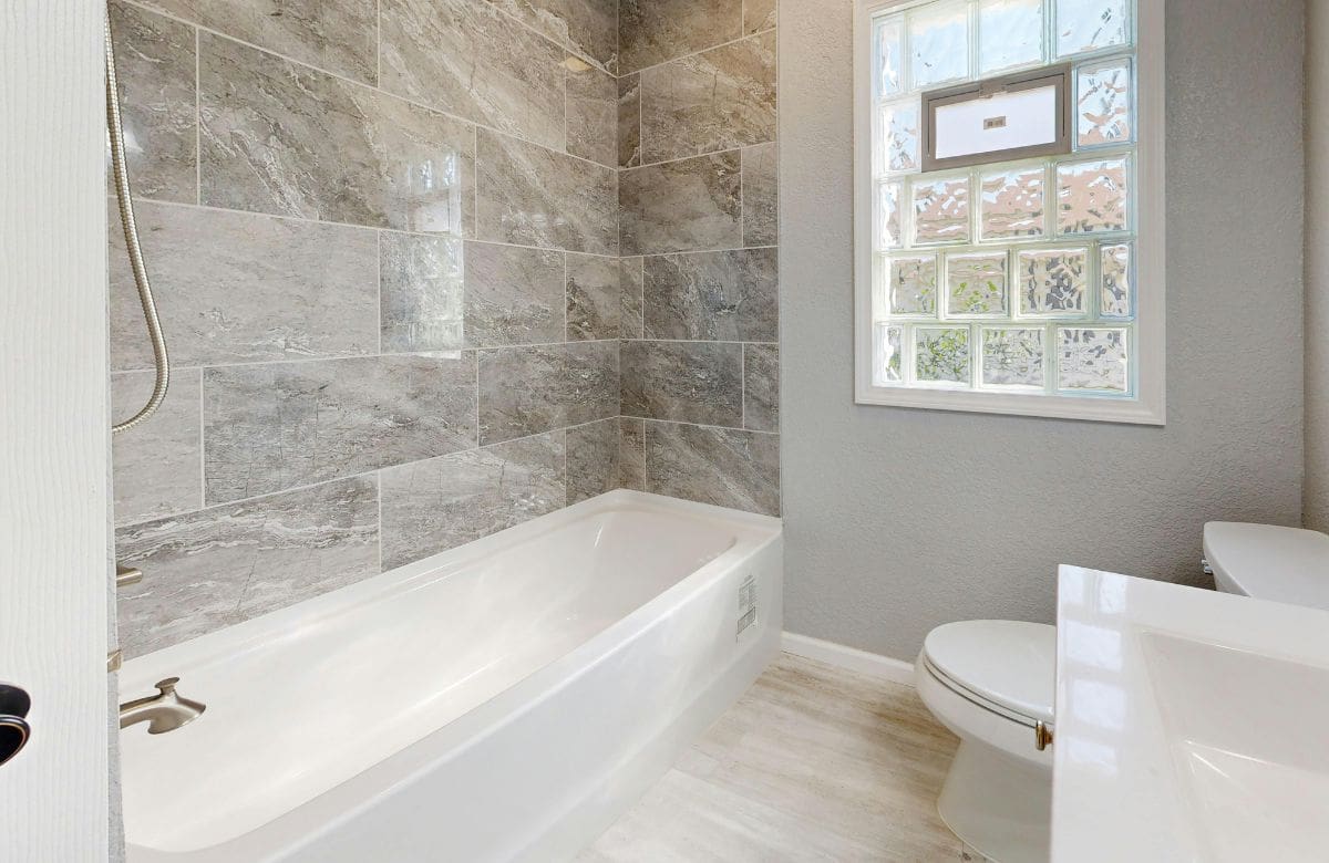 Adiós a los azulejos en el baño: expertos en diseño interior impulsan acabados sin juntas que reflejan más luz, reducen humedad y facilitan la limpieza diaria en espacios reducidos | Foto: Especial (canva)