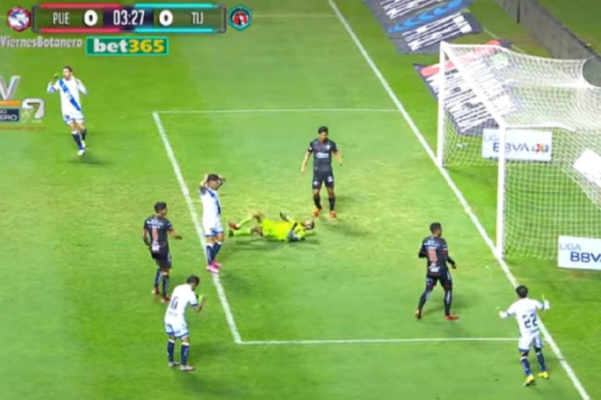VIDEO: Jugador del Puebla falla frente a la portería... ¡y sin arquero!