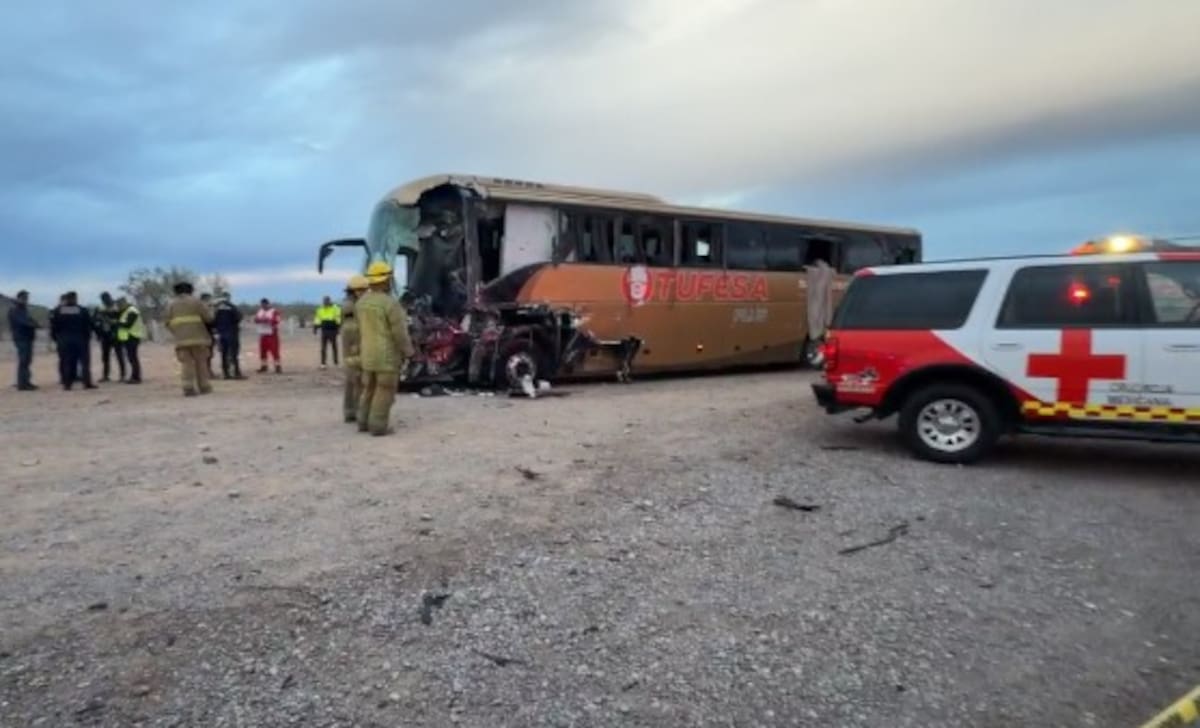 Un accidente carretero entre un autobús de pasajeros y un camión de carga de la empresa Transportes Tres Guerras fue reportado en el kilómetro 15 de la carretera Federal 2, en el tramo Caborca–San Luis Río Colorado, en Sonora. Foto: Cortesía de Wero Guero Hans