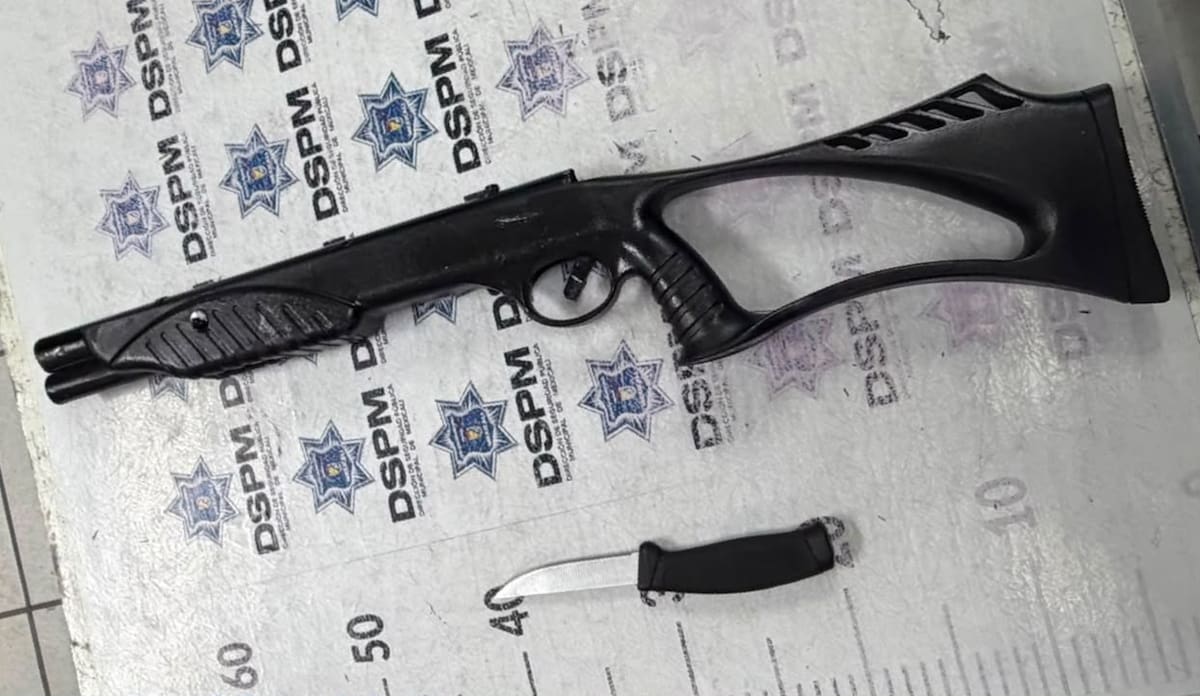 Durante la intervención, los oficiales aseguraron una escopeta y un cuchillo que presuntamente estaban en poder del detenido.│Foto: Cortesía