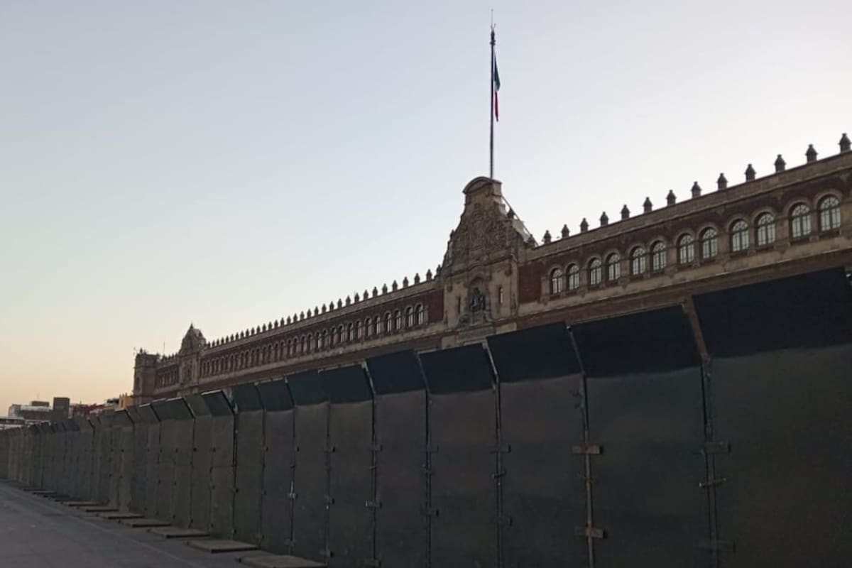 Palacio Nacional amanece blindado con vallas metálicas previo a marcha del 8M