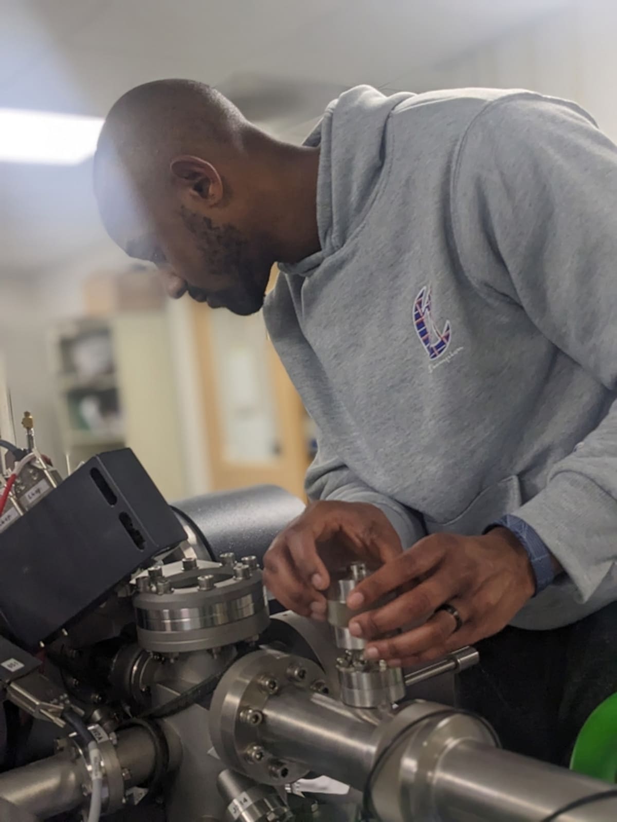 El científico planetario James Dottin utiliza un espectrómetro de masas de iones secundarios para analizar muestras lunares del Apolo 17. Foto: Universidad de Brown.