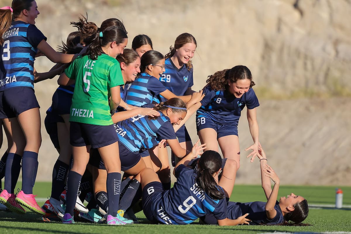 Corona Copa Águilas 2024 del Liceo Thezia a sus campeonas