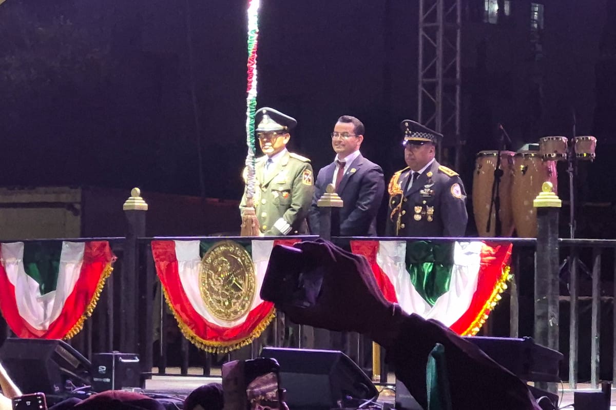 Celebran tijuanenses Grito de Independencia frente a Palacio Municipal