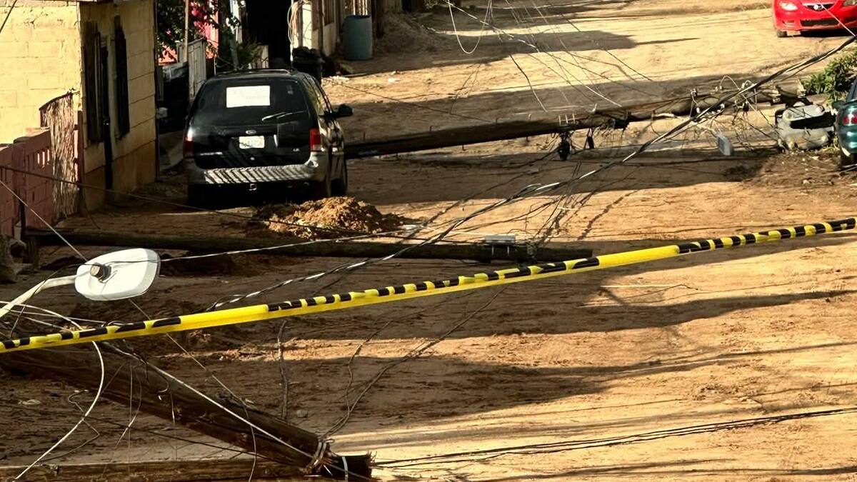 Postes caídos dejan sin luz a la mitad de Francisco Zarco tras Rachel