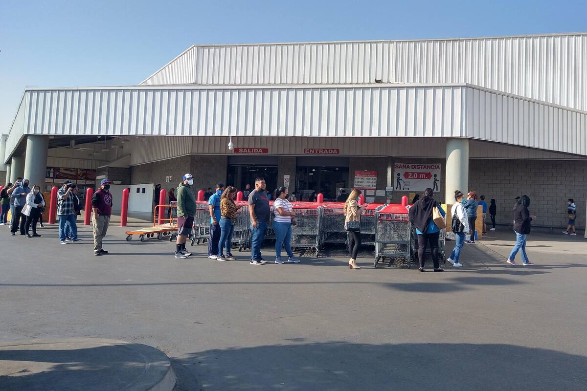 Tijuanenses hacen fila hasta de tres horas antes de la apertura de Costco