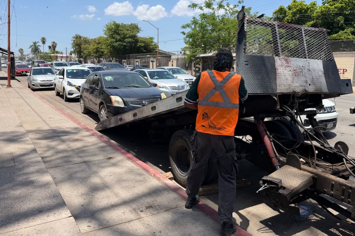 Retiran hasta tres vehículos al día por mal estacionamiento cerca de hospitales IMSS de Ciudad Obregón
