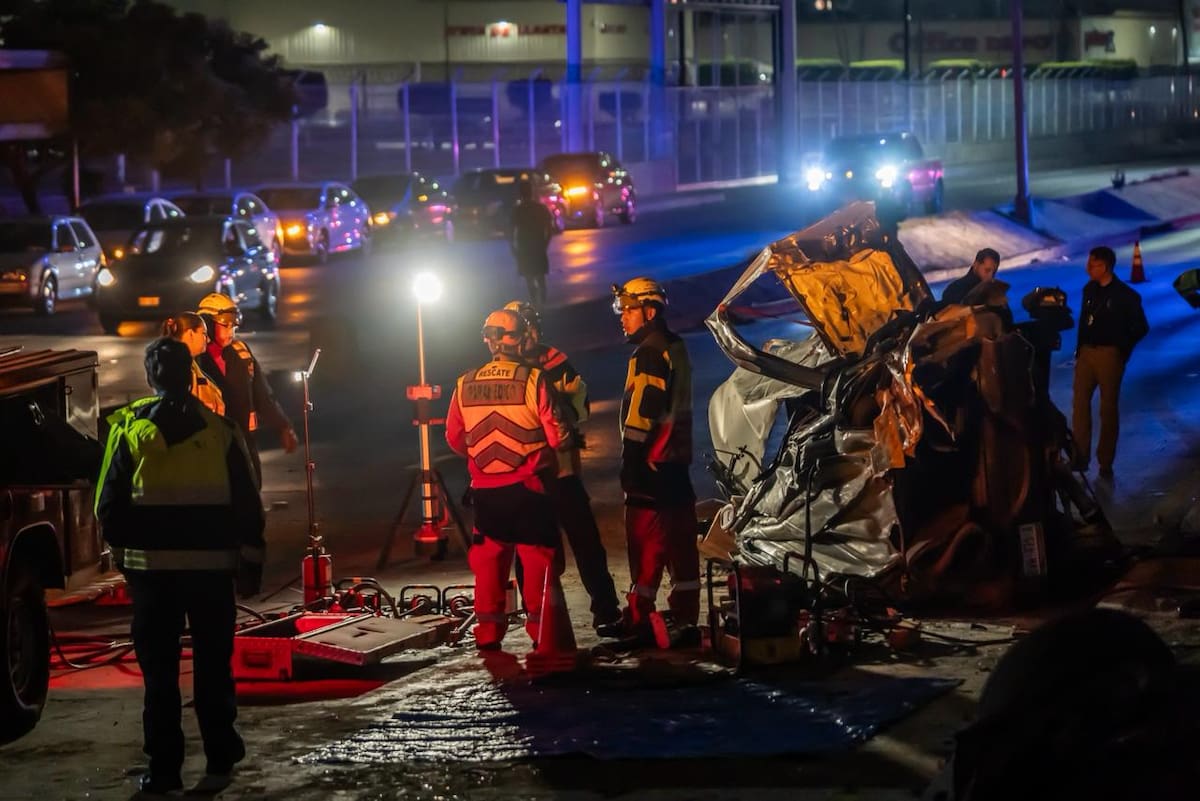 El choque ocurrió durante la madrugada a la altura del puente Lázaro Cárdenas. Las víctimas quedaron prensadas dentro del vehículo. Foto: Border Zoom