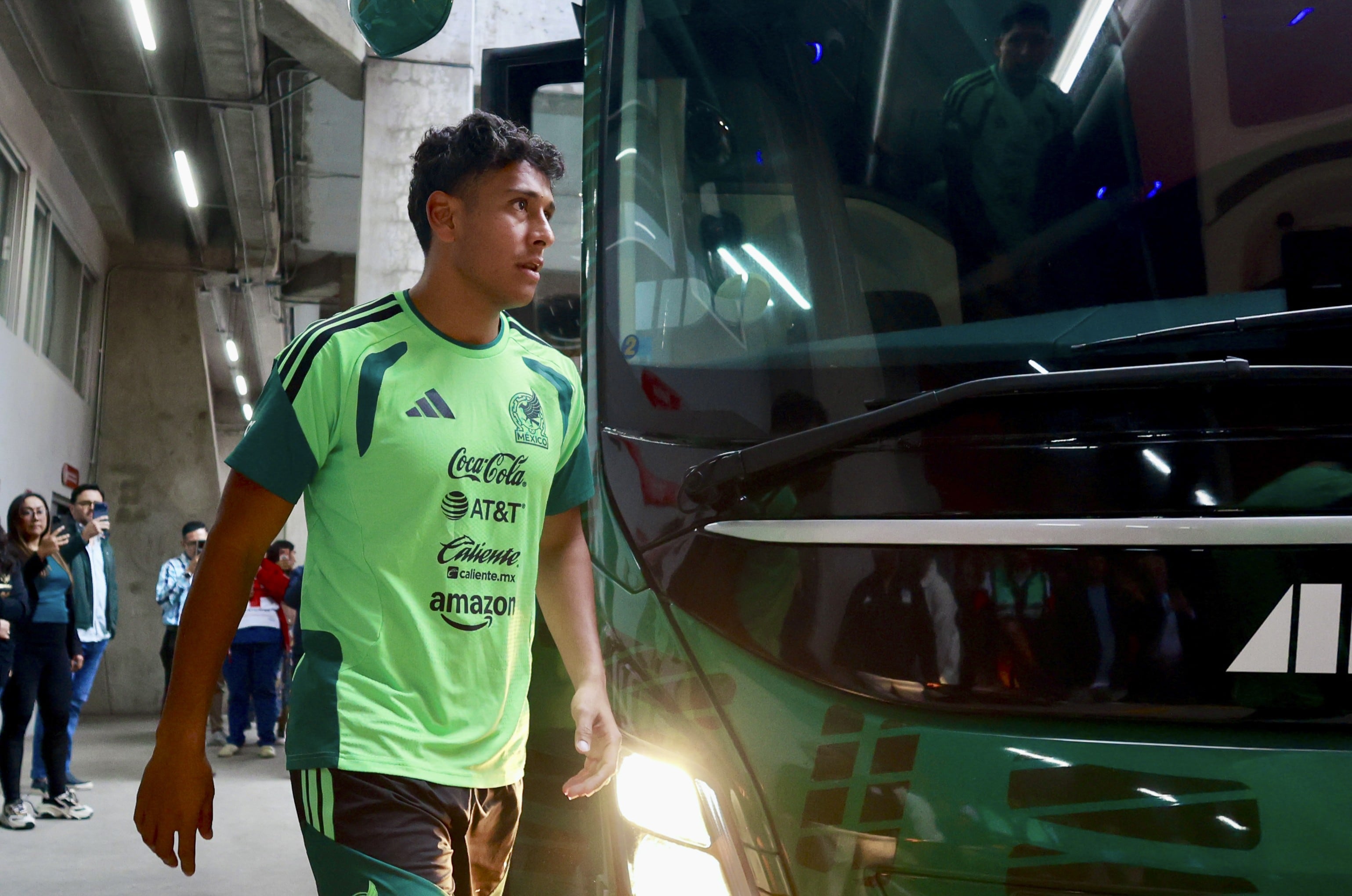 Luis Romo baja del autobús de la Selección Mexicana. EFE/ Felipe Gutiérrez