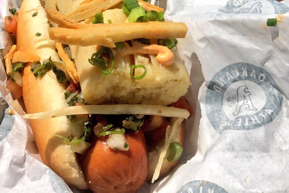 Atléticos de Oakland venden 'tamal hot dog' en su estadio