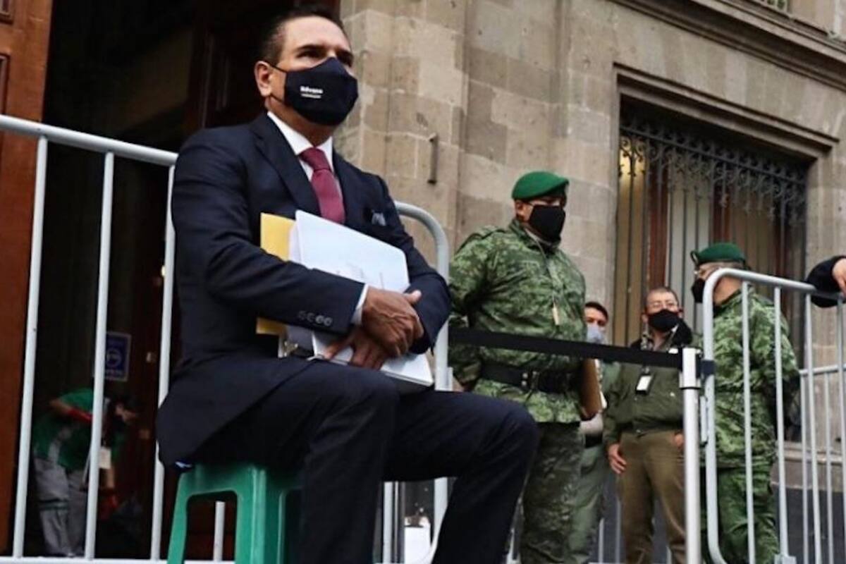 Silvano Aureoles irá a Corte con supuestas pruebas tras esperar a AMLO fuera de Palacio Nacional