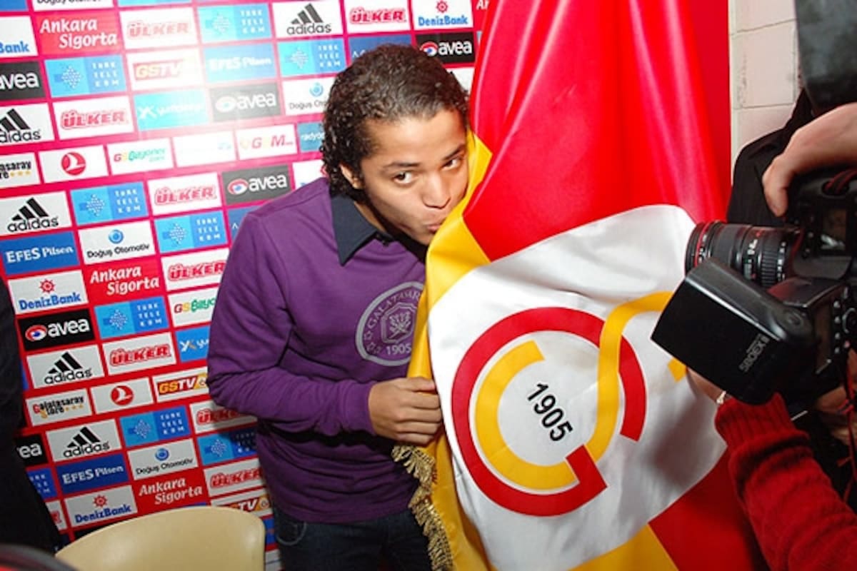 Giovani Dos Santos besó la bandera del Galatasaray en su llegada a Turquía.