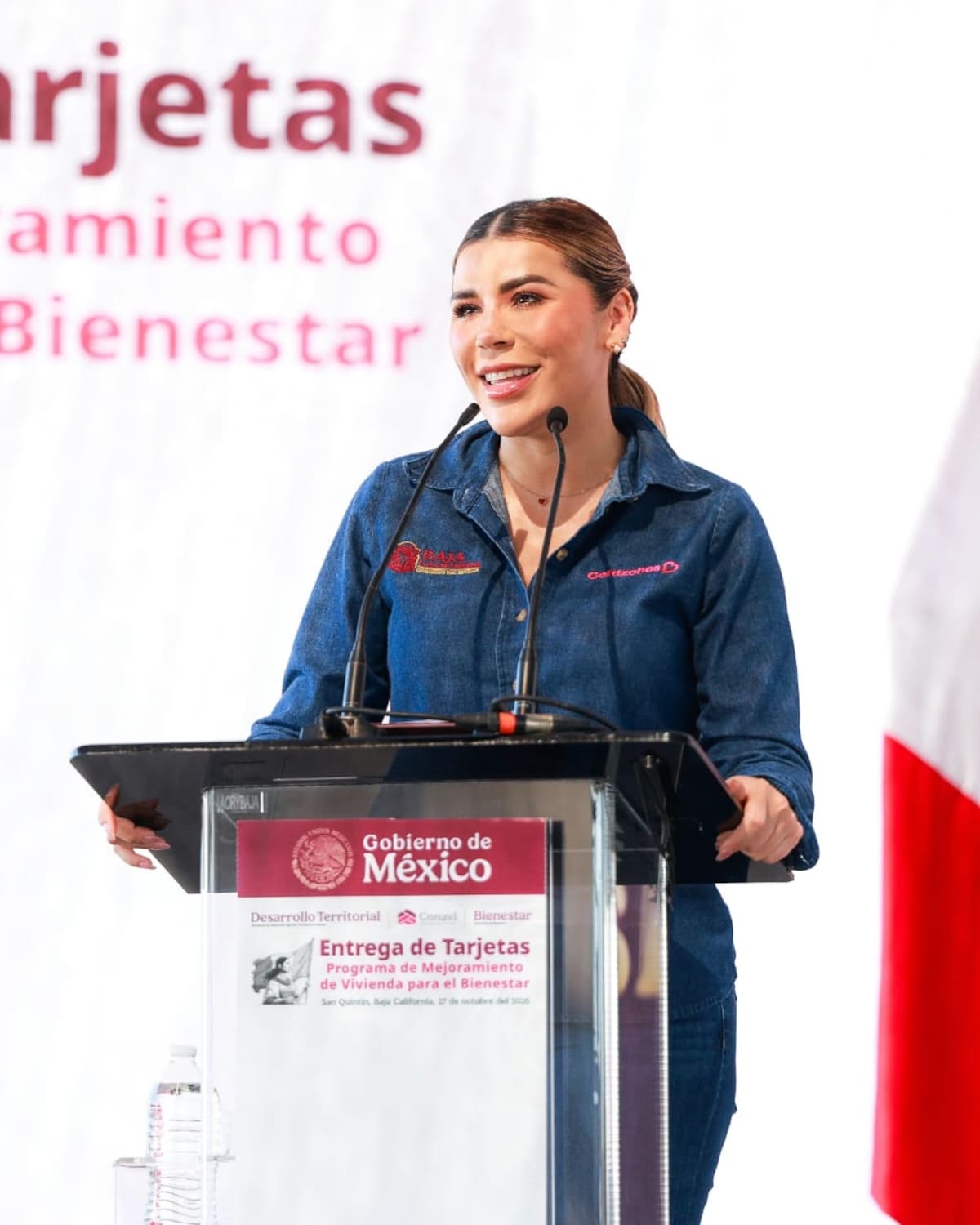 Los gobiernos de Baja California y México entregaron tarjetas con apoyos de 40 mil pesos para mejoramiento de vivienda a familias jornaleras de Ensenada y San Quintín. Foto: Cortesía