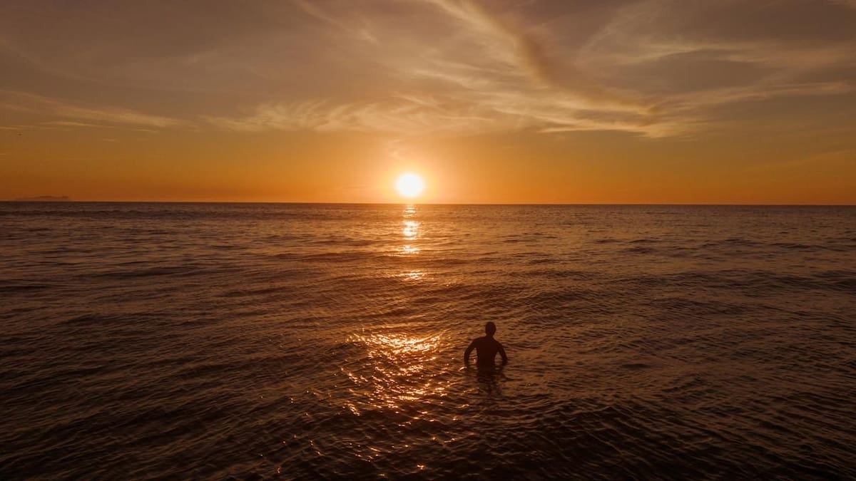 El atardecer de este martes en Playas de Tijuana reunió a decenas de personas frente al mar tras una jornada de altas temperaturas en la ciudad. Foto: BorderZoom