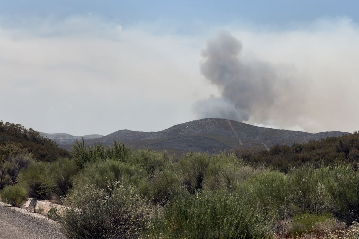 Continúan labores en Tecate para apagar incendios