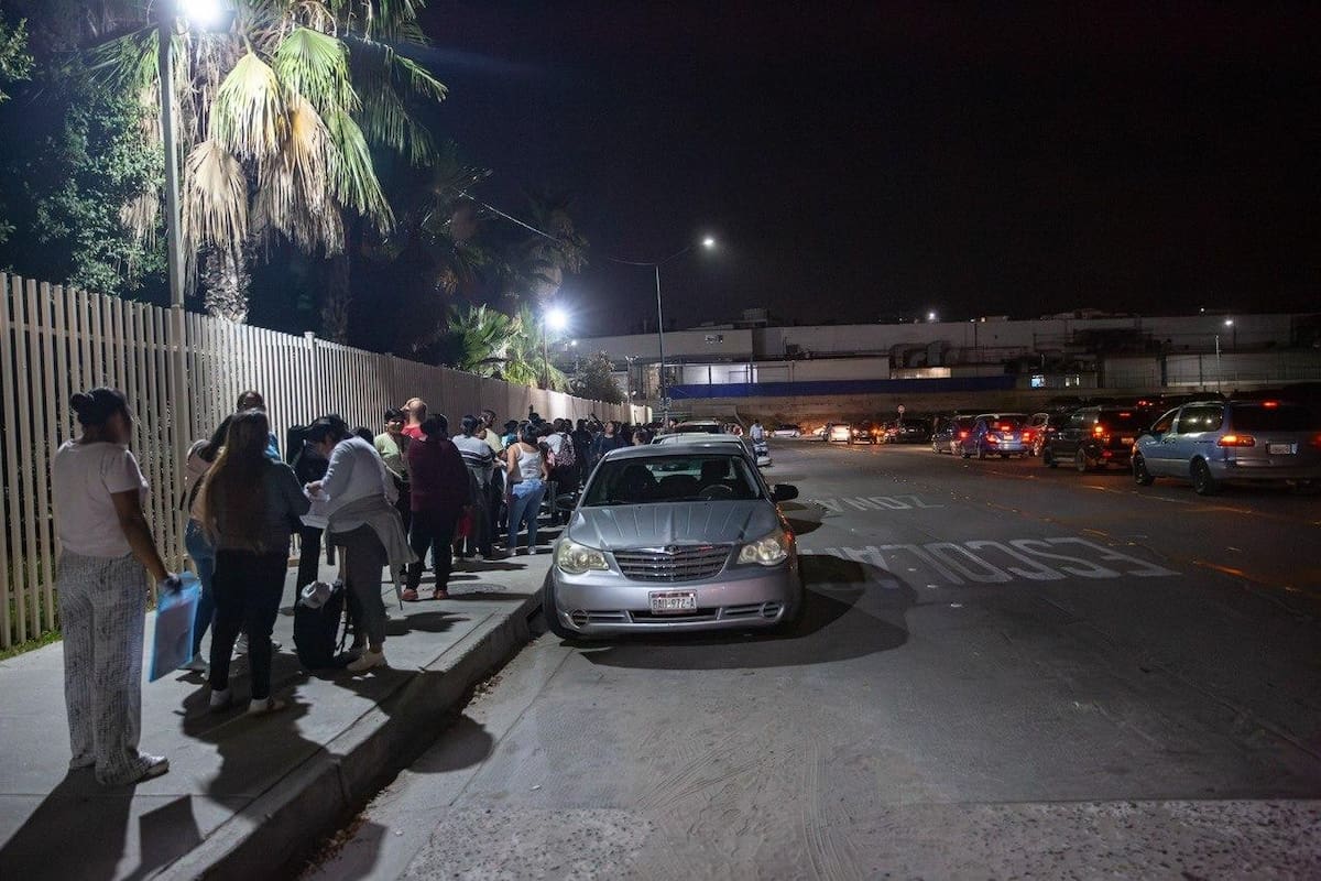 Largas filas durante la madrugada por registro de la Tarjeta Violeta en Tijuana