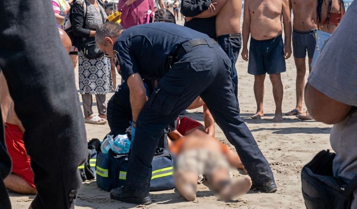 Salvavidas intentaron reanimar a la víctima antes de la llegada de paramédicos, quienes confirmaron que ya no contaba con signos vitales.
Foto: Cortesía.