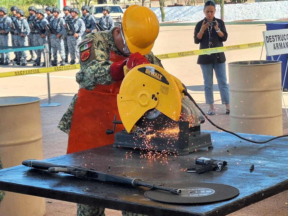 Destruyen 586 armas decomisadas al crimen organizado en Sonora.