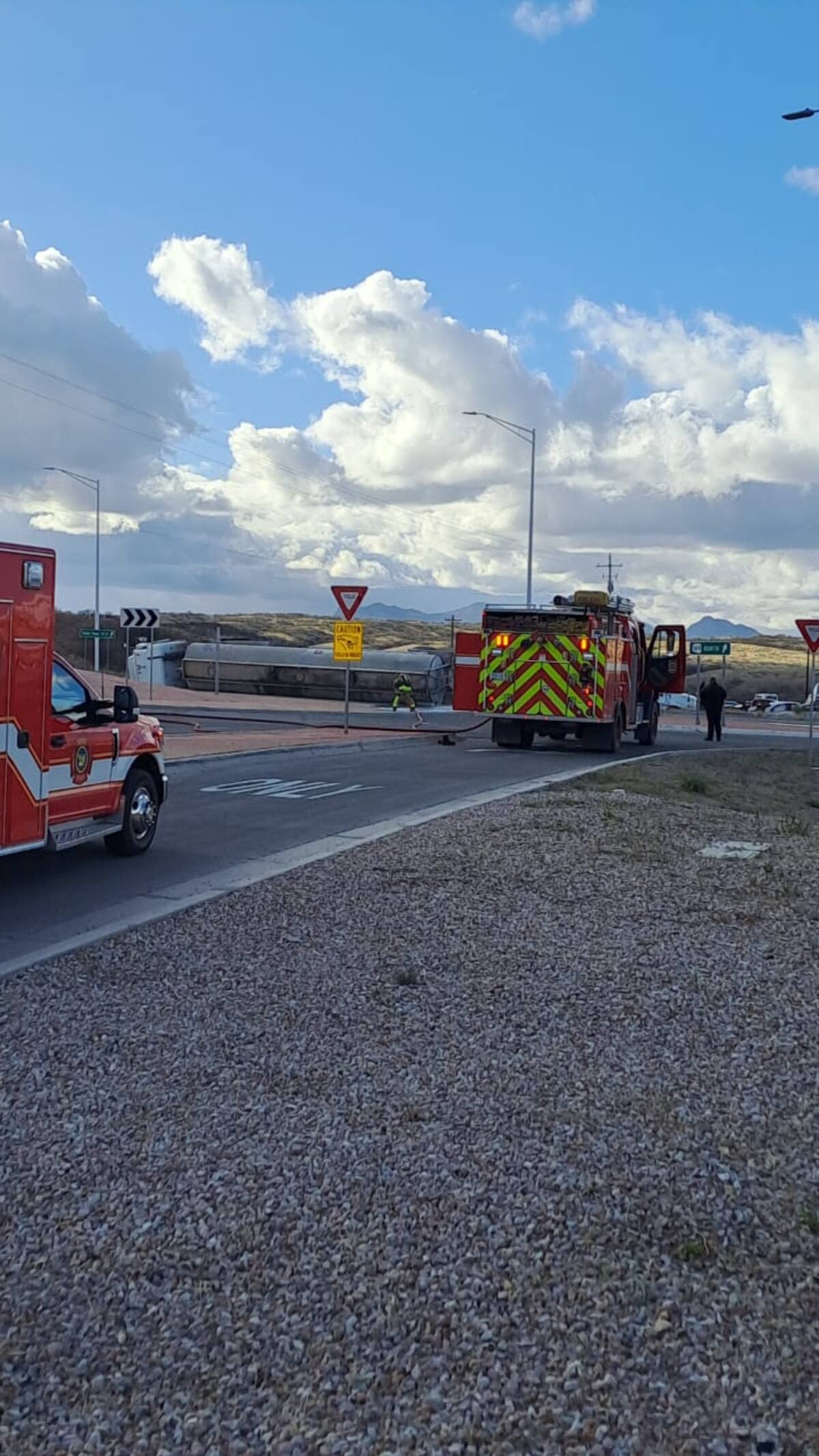 Ambulancia y equipo de emergencias en carretera