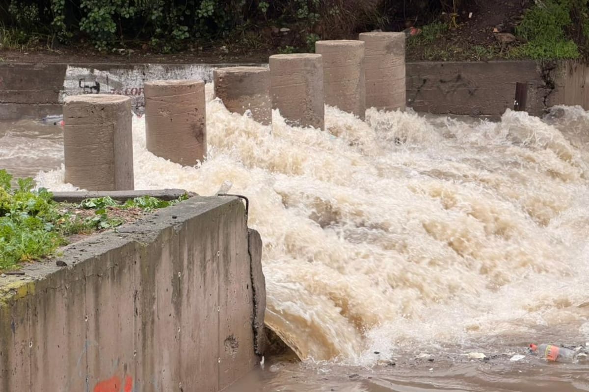 Llaman a no cruzar corrientes de agua