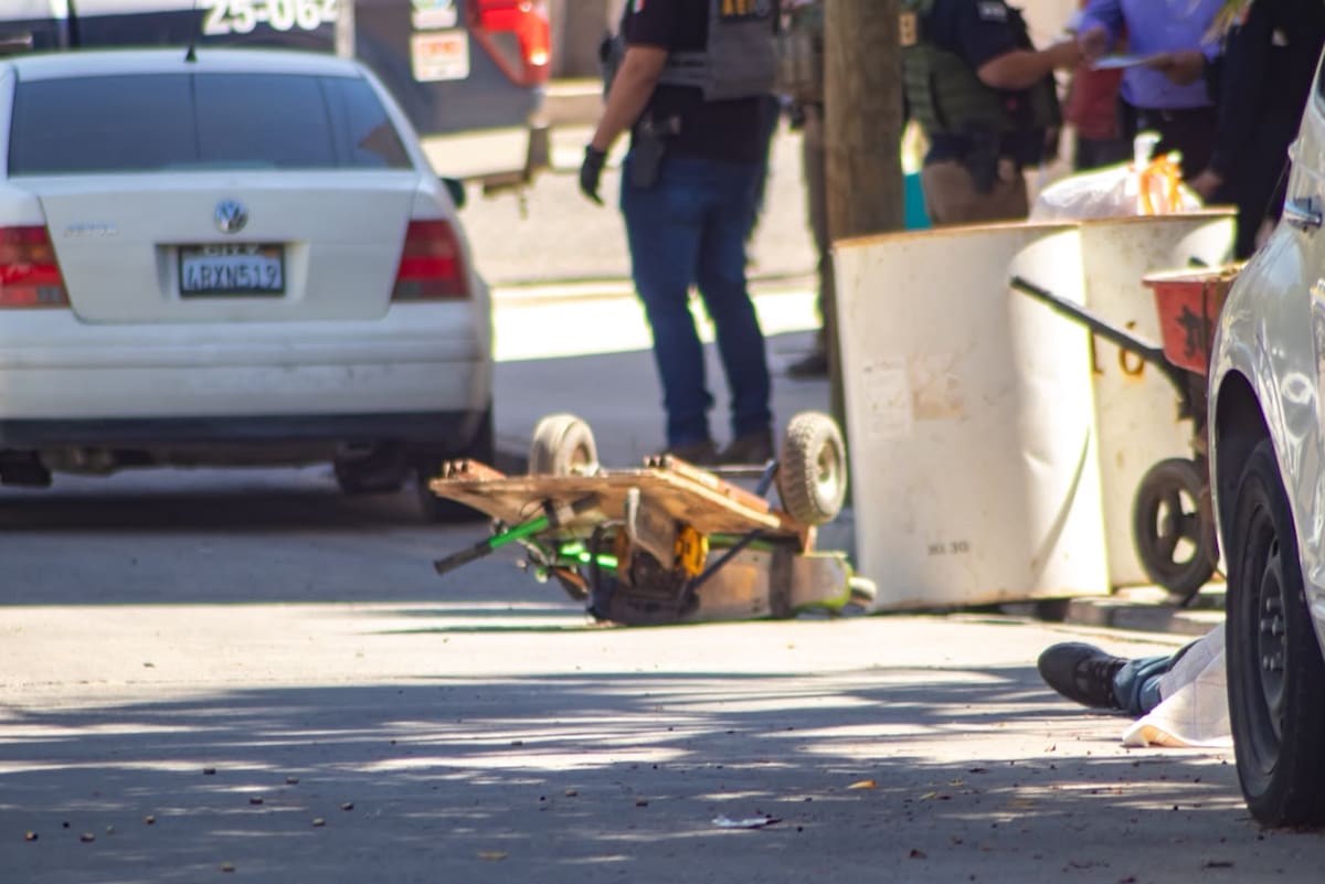 La víctima fue localizada sin vida sobre la calle Hermenegildo Galeana, donde autoridades aseguraron al menos diez casquillos percutidos tras el ataque armado.. Foto: Border Zoom.
