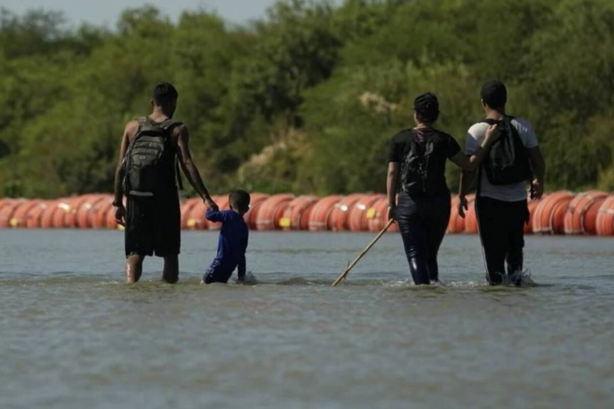 Texas refuerza barrera flotante y alambre de púas en el Río Bravo