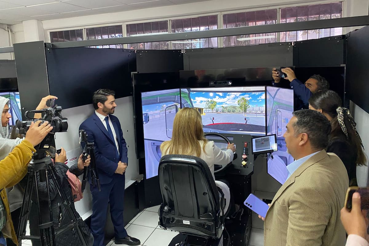 Practican ‘choferes’ con un simulador en Cecati 144