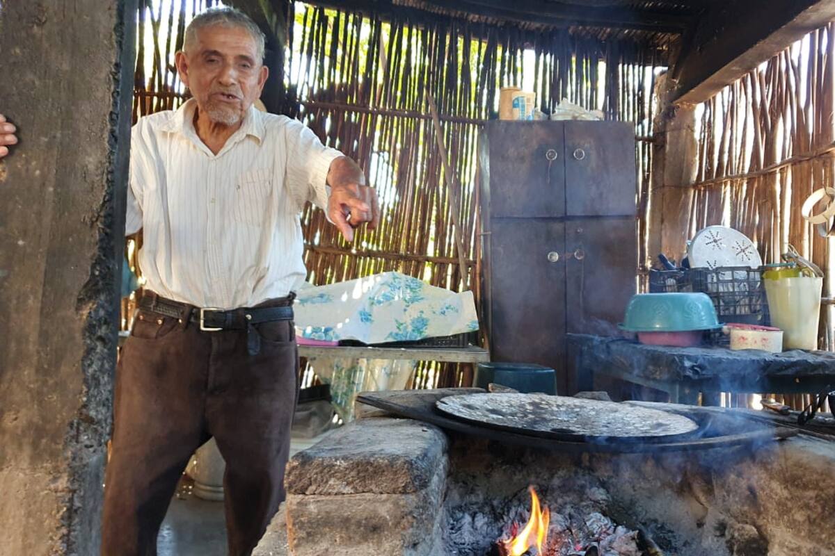 Navojoa: Hace 70 años aprendió don Alejandro a hacer panelas y requesón