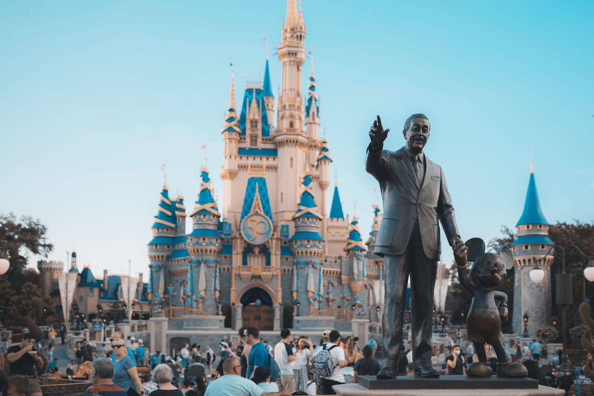Disney ha invertido más de 5,700 millones de euros en Disneyland París y, tres décadas después, el parque sigue sin recuperar ni la mitad de sus costos iniciales