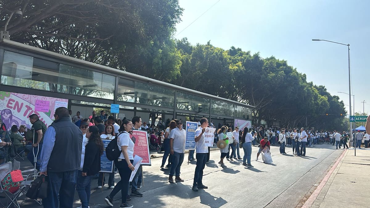 Docentes de diversos planteles se congregaron en el lugar con consignas como “Todos somos Esteban” y “Somos maestros, no doctores”. Foto: Lorena Salinas