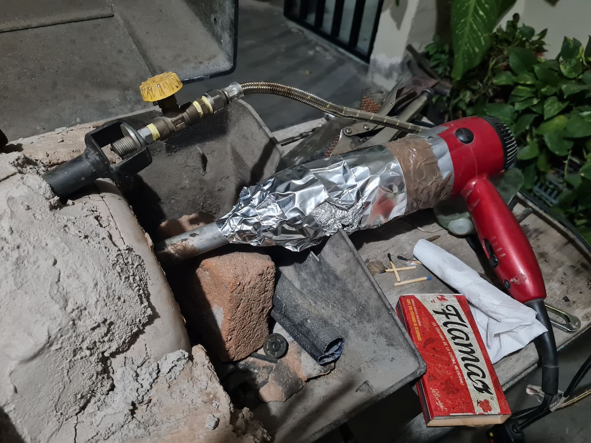 Él ha creado sus propias herramientas en el patio de su casa.