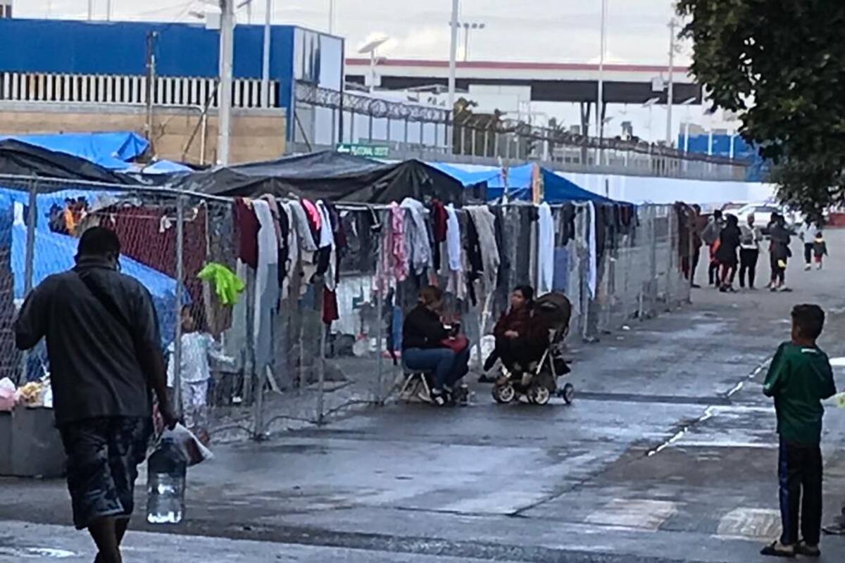 Seguirán migrantes en la espera del asilo humanitario