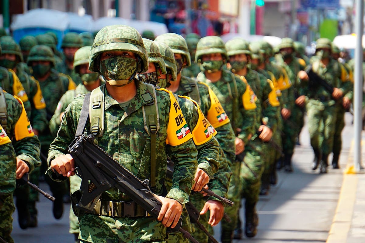 Soldados del Ejército Mexicano participan hoy en la "Ceremonia de presentación de los agrupamientos organizados, equipados y adiestrados para el rescate humanitario", en la ciudad de Tapachula, estado de Chiapas (México). EFE/Juan Manuel Blanco