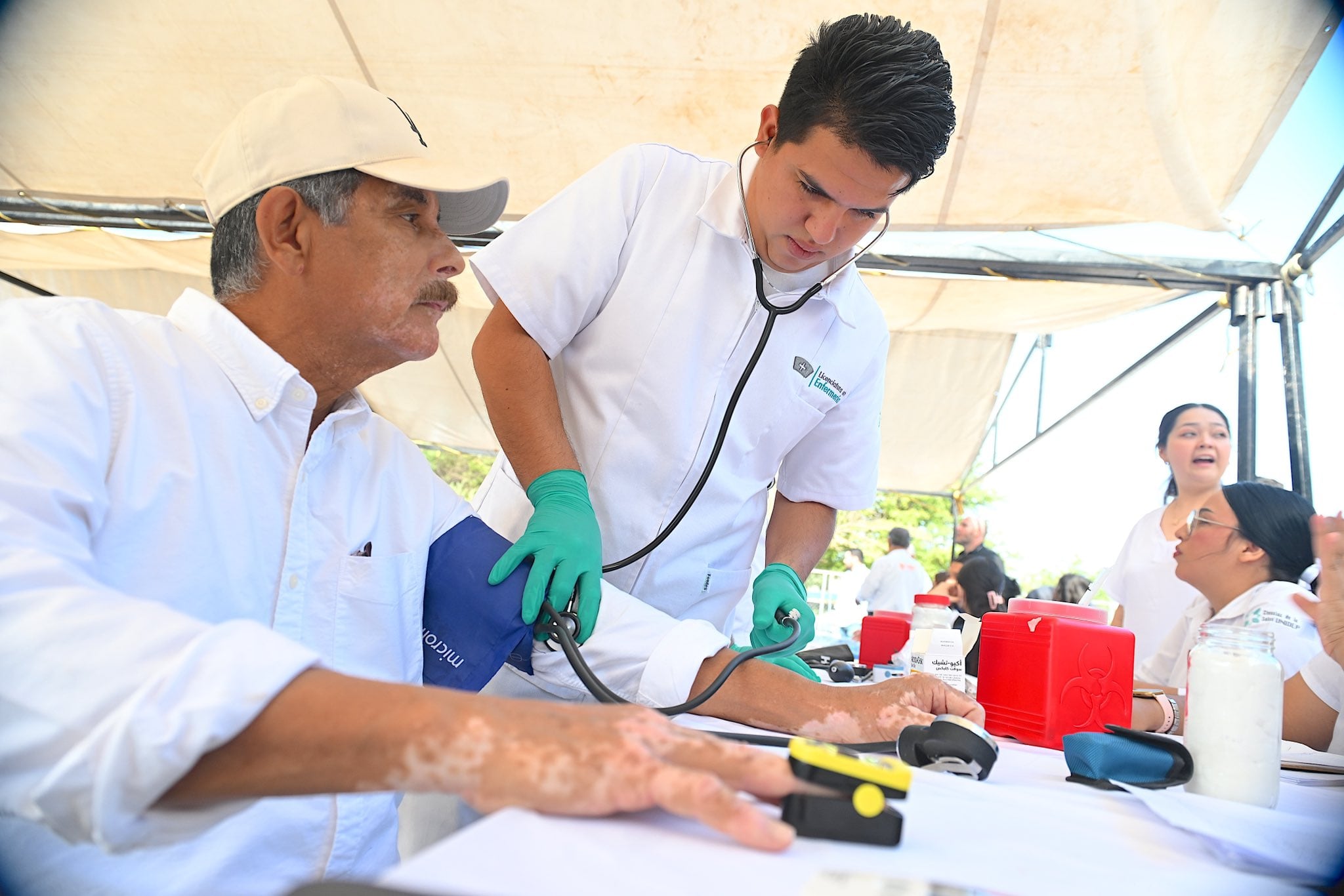 Antonio Astiazarán encabezó una jornada de salud en la colonia Las Villas y tomó protesta a integrantes de subcomités ciudadanos. FOTO: ESPECIAL