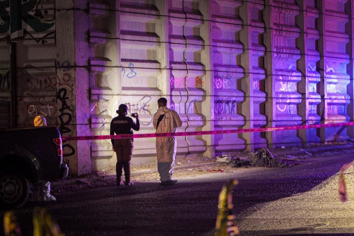 El cadáver de un hombre envuelto en una lona fue encontrado durante la madrugada de este martes a un costado del bulevar 2000, en la zona de Terrazas del Valle. Foto: Cortesía