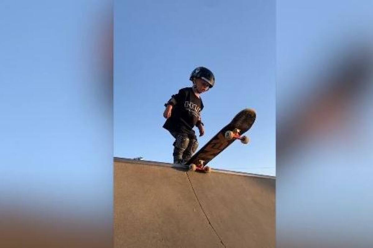 Niño sorprende en redes sociales que a su corta edad logra dominar la patineta