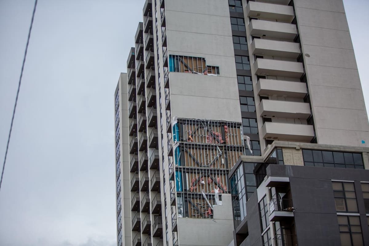 Ráfagas provocaron cierres viales y evacuaciones preventivas en la avenida Revolución. Foto: Border Zoom