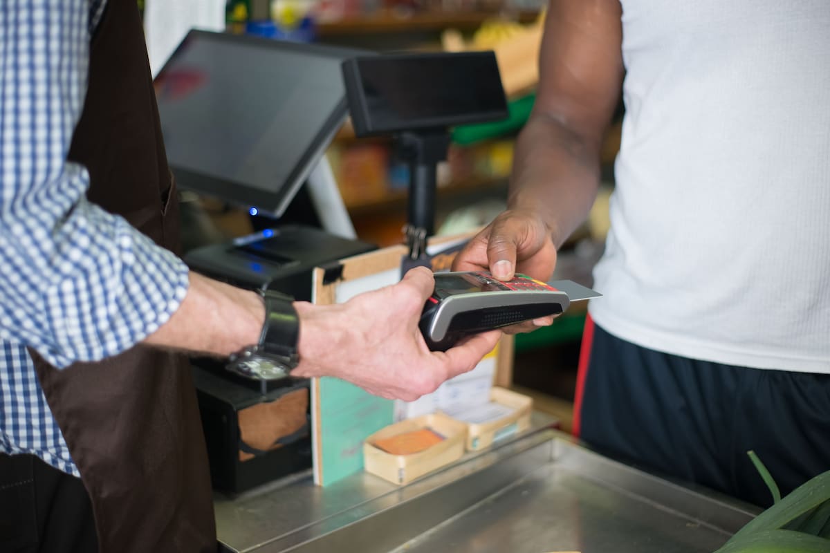 Psicólogos explican por qué algunas personas prefieren las cajas tradicionales del supermercado en lugar de las de autoservicio y señalan que el contacto con el cajero puede aportar una sensación de conexión social