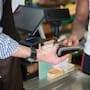 Psicólogos explican por qué algunas personas prefieren las cajas tradicionales del supermercado en lugar de las de autoservicio y señalan que el contacto con el cajero puede aportar una sensación de conexión social