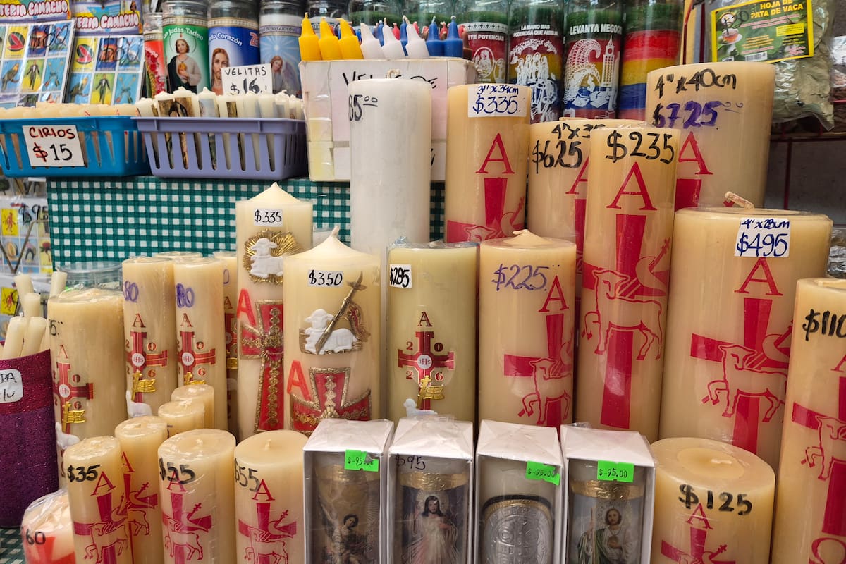 Cirios y velas encabezan ventas en comercios esotéricos del centro de Tijuana