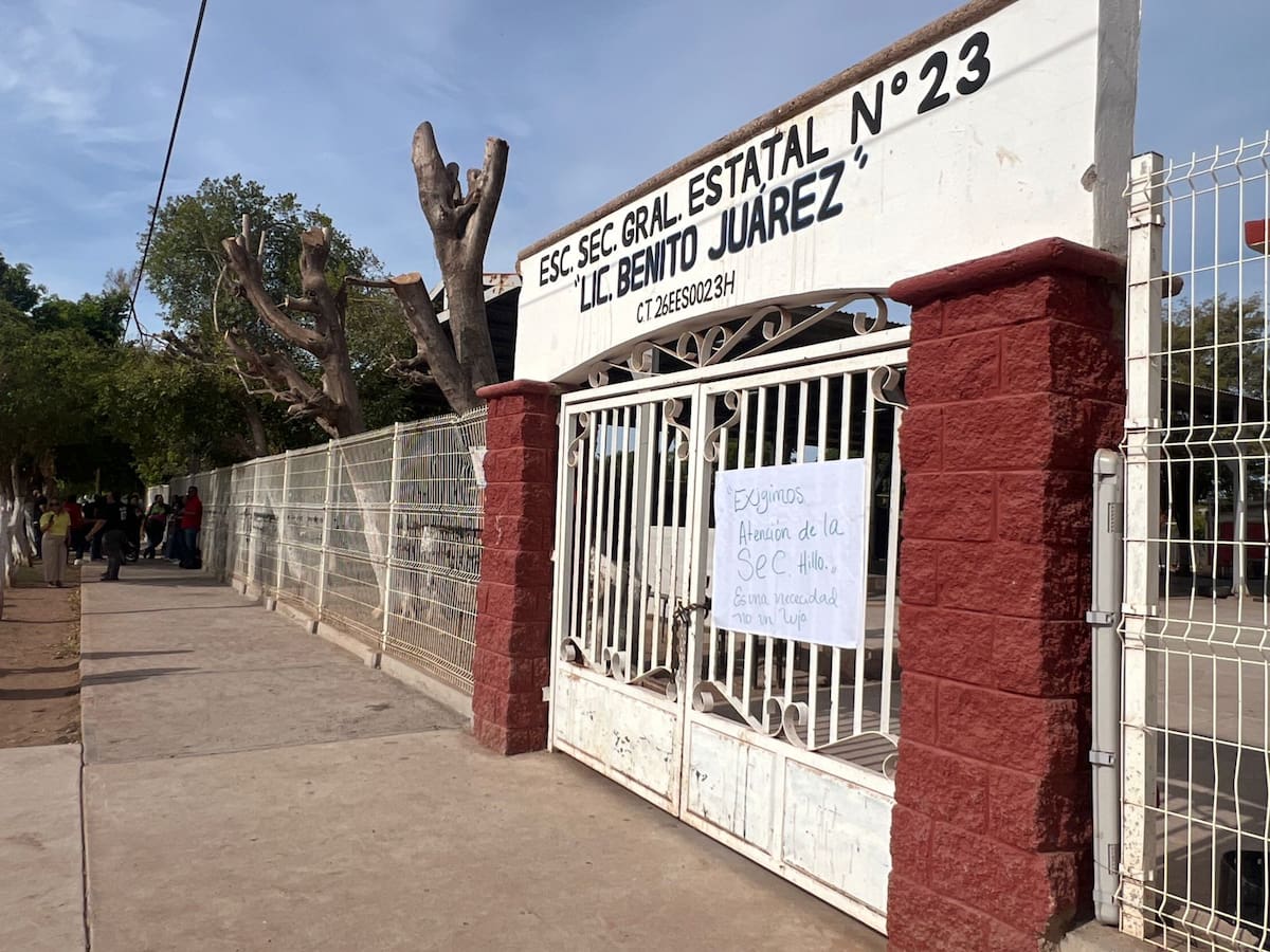 Padres toman escuela en Pueblo Yaqui por falta de agua desde febrero. Foto: Mayra Echeverría
