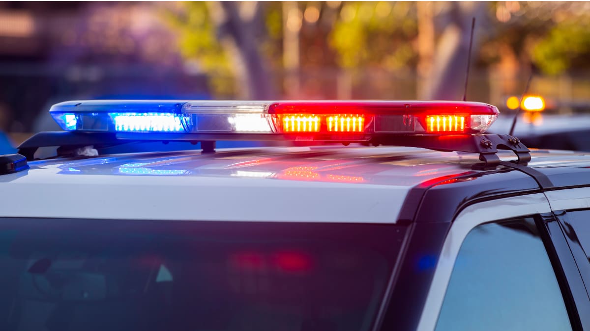 Un hombre murió tras abalanzarse contra un policía municipal con objetos punzocortantes y recibir un disparo de otro agente que intervino al ver en riesgo a su compañero