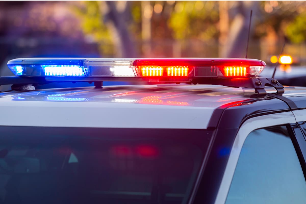 Un hombre murió tras abalanzarse contra un policía municipal con objetos punzocortantes y recibir un disparo de otro agente que intervino al ver en riesgo a su compañero