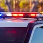Un hombre murió tras abalanzarse contra un policía municipal con objetos punzocortantes y recibir un disparo de otro agente que intervino al ver en riesgo a su compañero