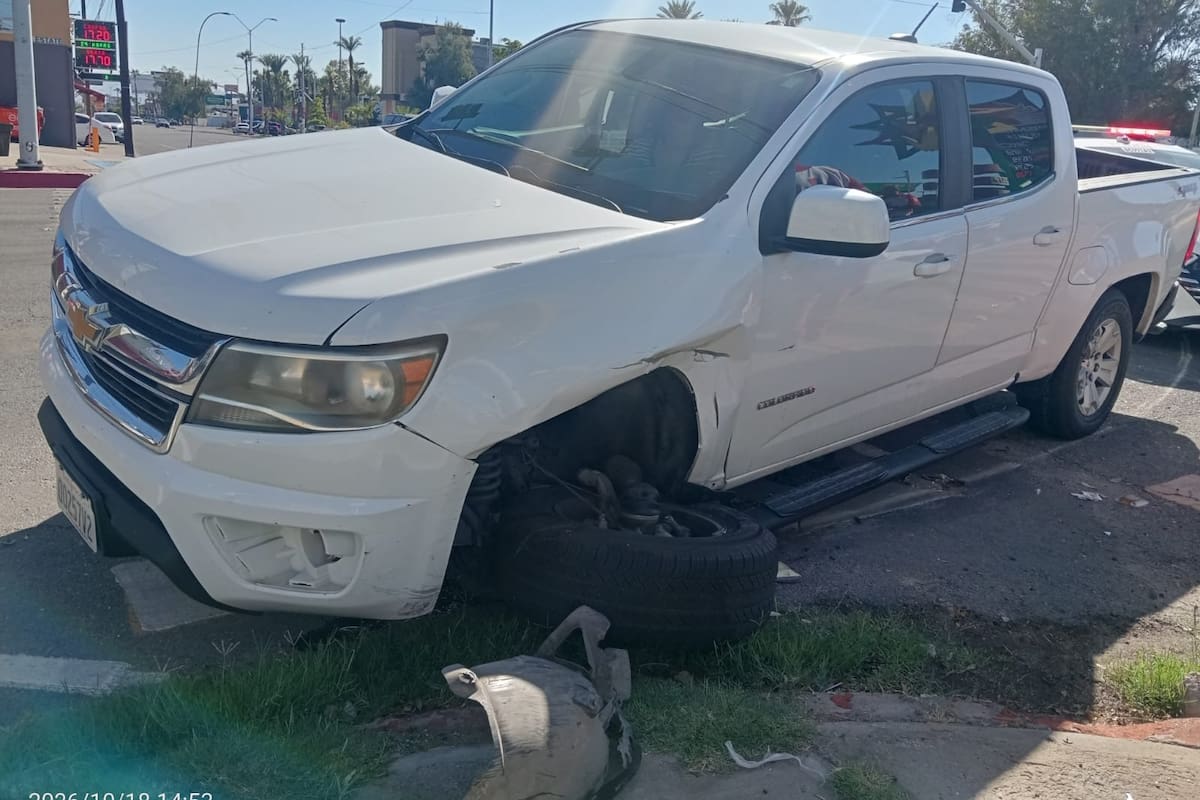 Choca camioneta contra taxi en Justo Sierra; dos personas resultan lesionadas